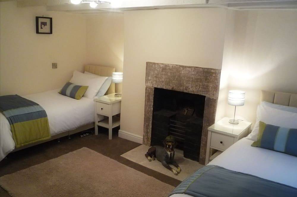 18th Century Grade ll Listed Weavers Cottage, Cromford nr Matlock in Cromford, Derbyshire
