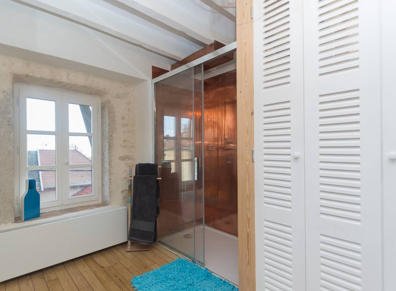 Gästezimmer „Chambre Cocon“ mit gemeinsamer Terrasse und Wlan in Bouvesse-Quirieu, La Tour-du-Pin und Umgebung