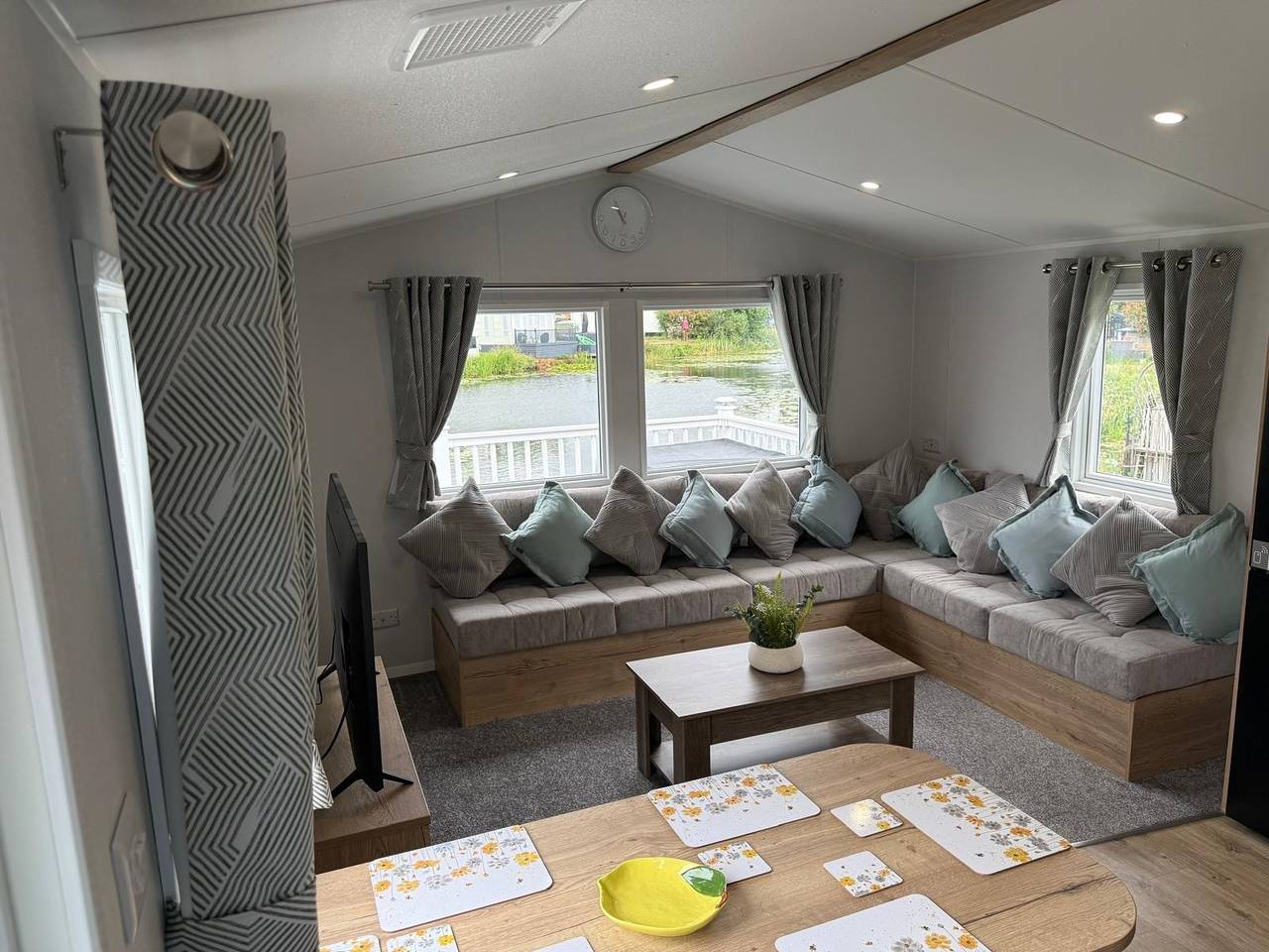 Static Caravan 3 Bed, Sleeps 6, Waterside, No Pets in Northampton, Northamptonshire
