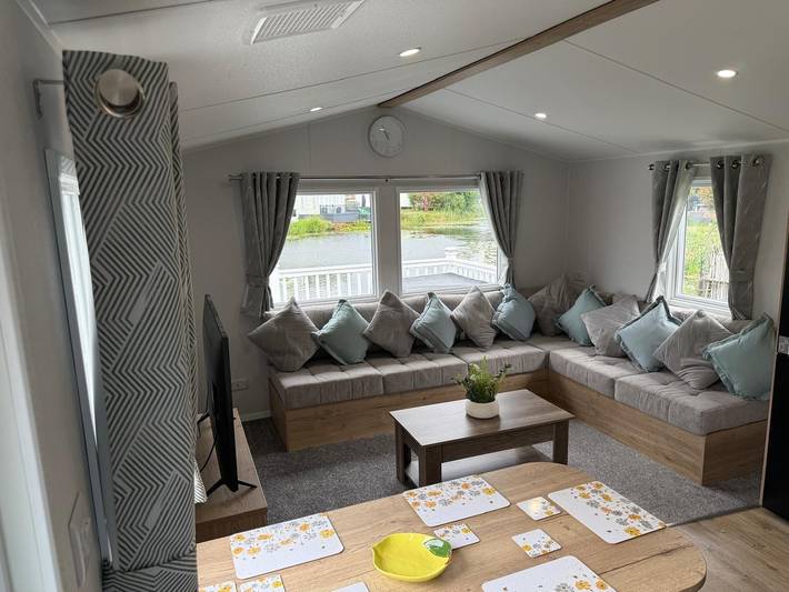 Holiday rental for 6 people, with lake view and balcony, child-friendly in Northampton