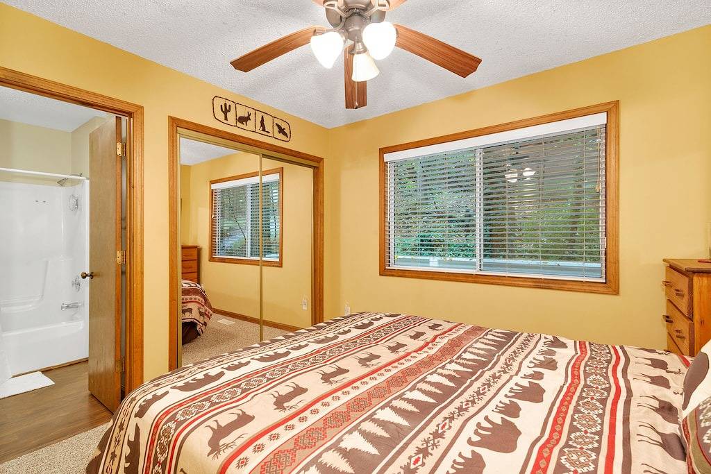 Smoky Mountain Treehouse - Gemütlich, sauber, Whirlpool, Wifi, Zentralheizung, Bewertungen in Blue Ridge Parkway, Cataloochee Valley