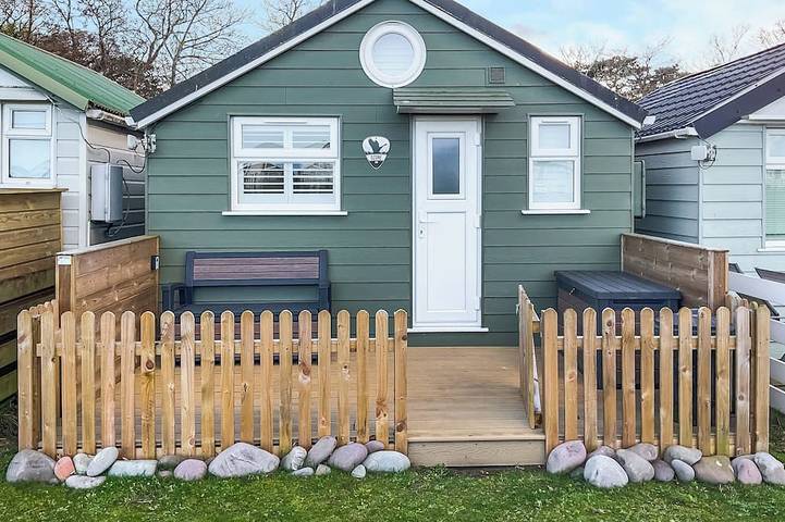 Log cabin for 2 people, with garden, with pets in Dunster
