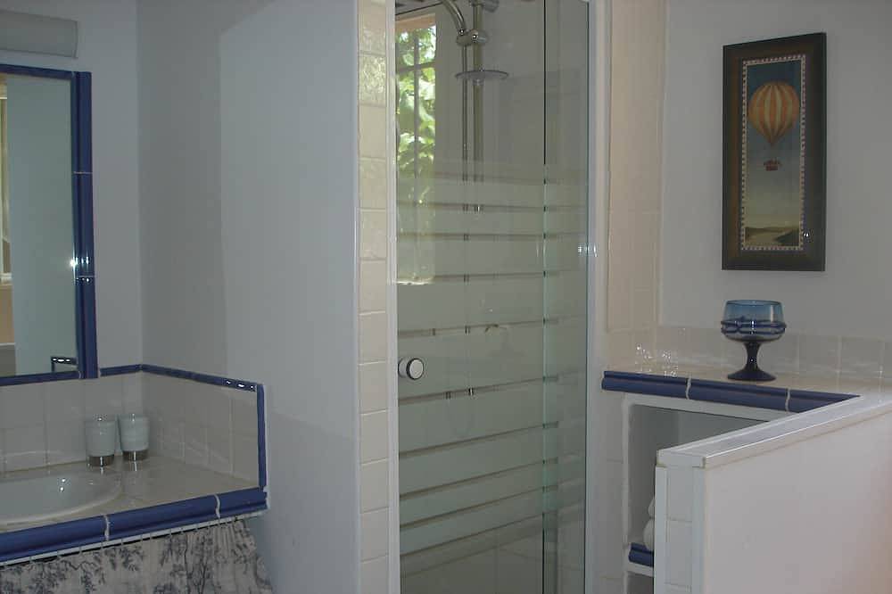 Ganze Wohnung, Ebenerdige, freistehende Villa in einem Wohnviertel, privatgarten u. -Pool in Le Muy, Draguignan Region