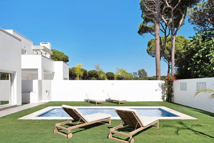 Villa 'Santa Clara 21c' con piscina privada, Wi-Fi y aire acondicionado in Playa La Barrosa, Chiclana de la Frontera