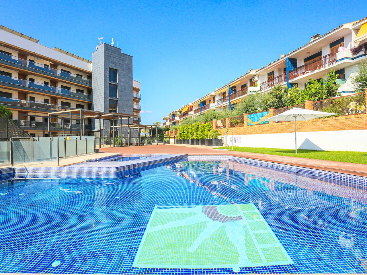 Entire apartment, Seafront Apartment with Terrace and Pool in Cambrils in Cambrils, Costa Dorada