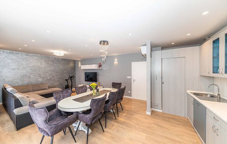 Appartement de vacances entier, Appartement moderne à 200 m de la plage de Strobec, avec vue panoramique et parking in Solar Beach, Stobrec