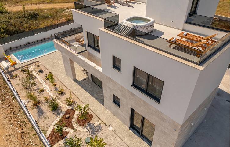 Location de vacances pour 9 personnes, avec jardin et terrasse, animaux acceptés à Nin - 2