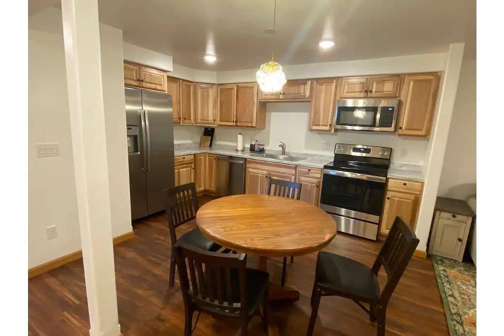 Guest Suite with Hot Tub, sleeps 4 - No nonsense fee in Moscow (ID), Latah County