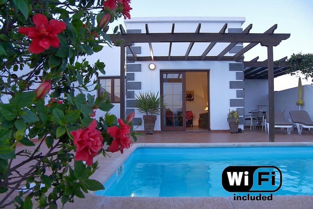 Villa con piscina privada en terrenos amurallados propios in Playa Blanca, Yaiza