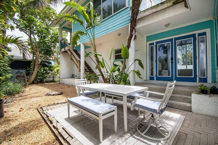 Vacation rental for 10 people, with yard and hot tub in Bradenton Beach