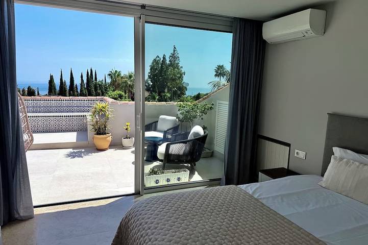 Luxury bright villa in Marbella Golden Mile with great sea and mountain views in Marbella West, Marbella