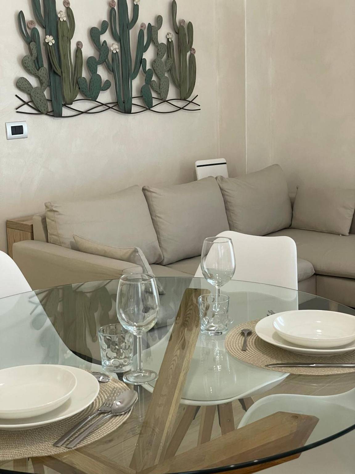 Geheel appartement, Appartement 'Emmie House' met Uitzicht op de Bergen, Balkon en Wi-Fi in Aosta, Walliser Alpen