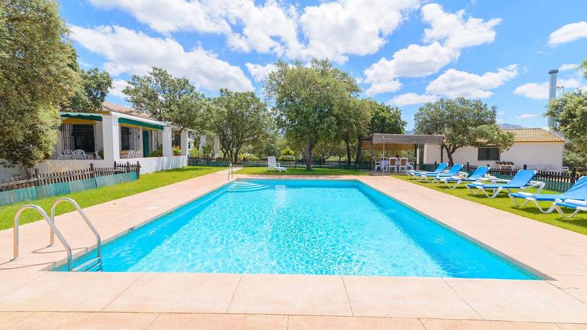 Casa rural para 18 personas, con balcón/terraza y piscina, Se admiten mascotas en Archidona - 2