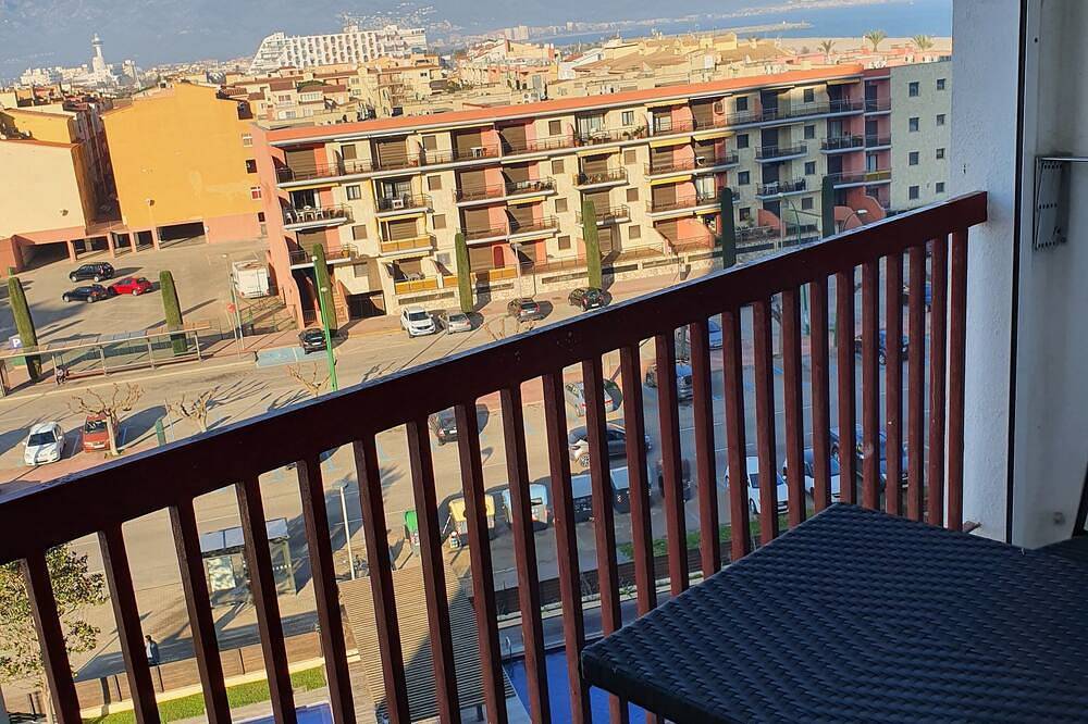 Entire apartment, Large air-conditioned beachfront studio up to 4 people close to shops in Empuriabrava, Upper Empordà