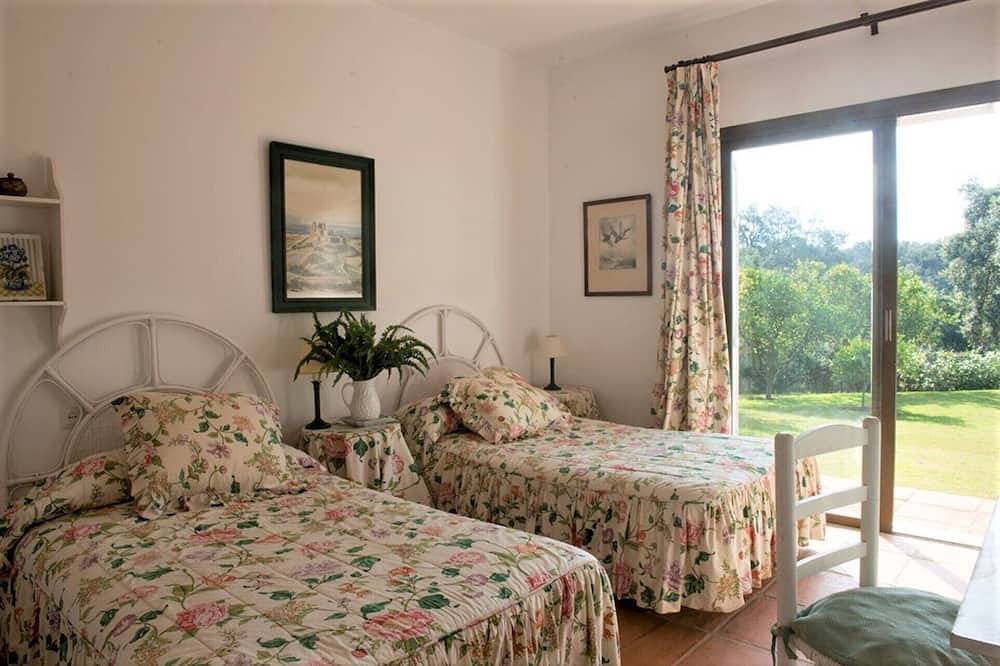 Villa with lovely garden and large swimming pool at only 1 km. from beach in Sotogrande, San Roque