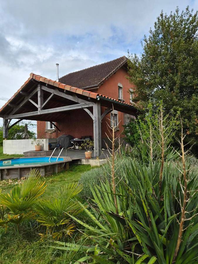 Maison rouge in Nontron, Parc naturel régional Périgord-Limousin