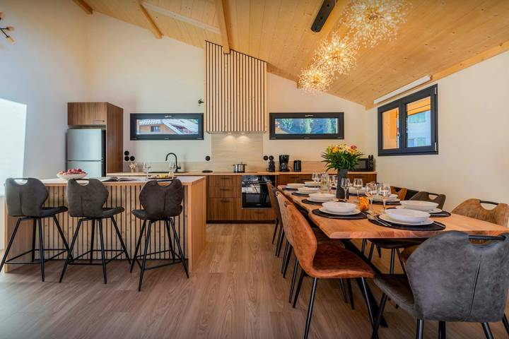 Chalet pour 10 personnes, avec Balcon et Jacuzzi ainsi que Terrasse et Jardin à Thônes