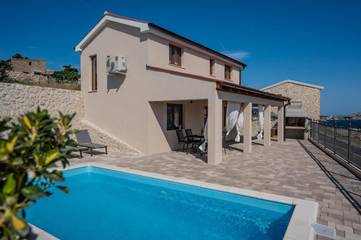 Villa für 5 Personen, mit Pool und Ausblick sowie Terrasse in Novalja