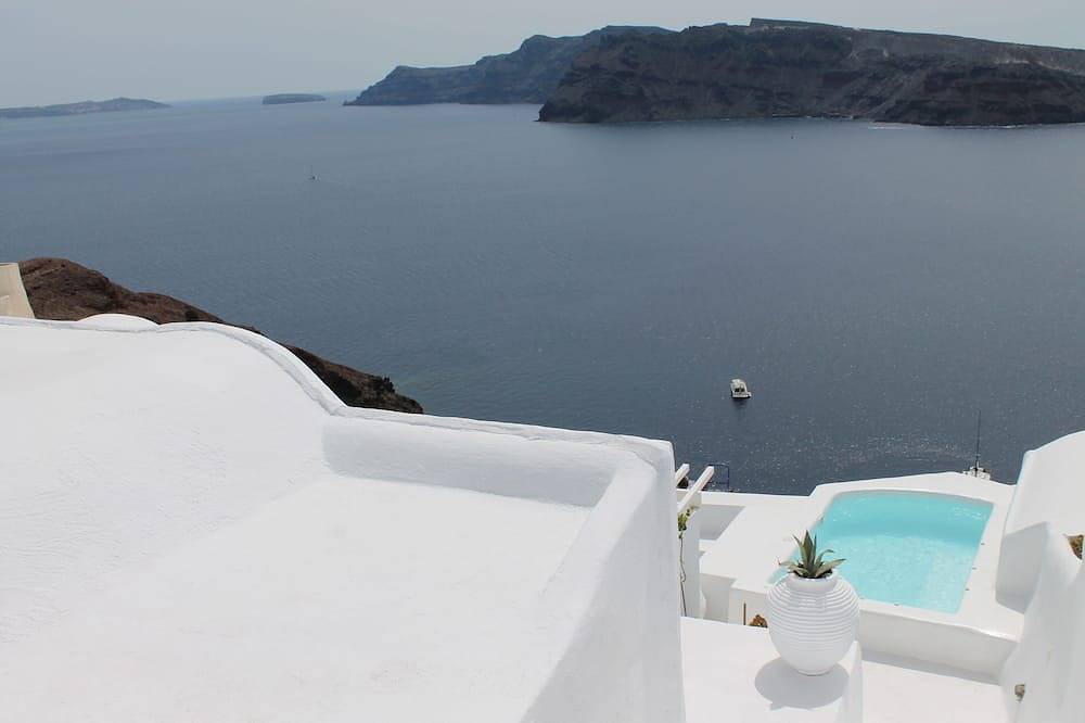 Incredible caldera views! Full sunset, private, spacious - in the heart of Oia in Ormos Ammoudiou, Oia