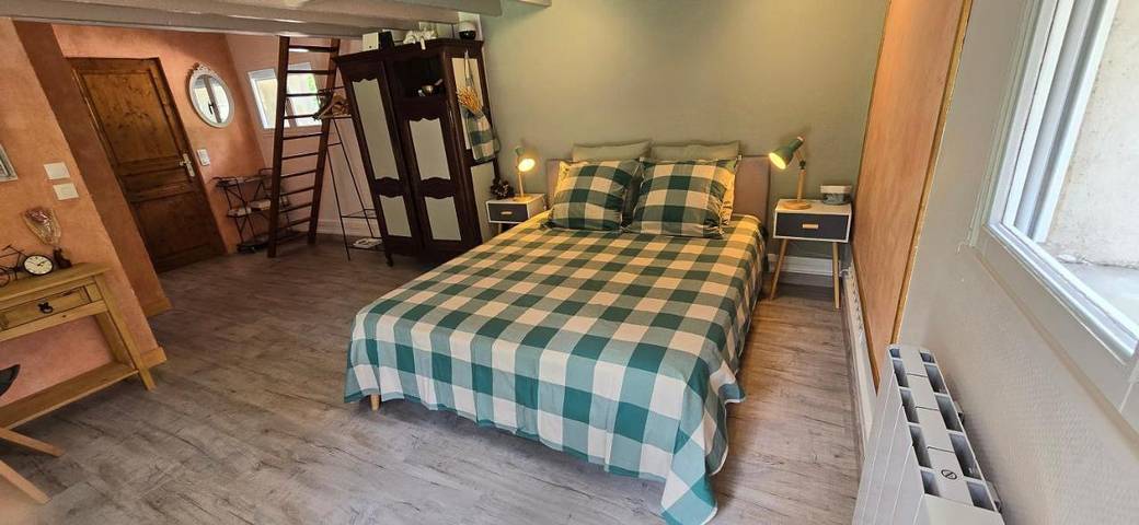 Gîte pour 4 personnes, avec piscine ainsi que vue et jardin dans Émancé