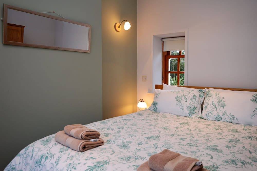 Kevington Cottage, charming one bedroom cottage, conservatory, decking area, in Dunoon, Argyll & Bute