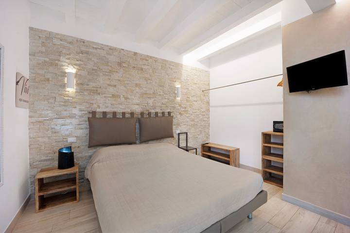 Appartamento intero, Appartamento 'Ama' con balcone, Wi-Fi e aria condizionata in Albenga, Riviera di Ponente