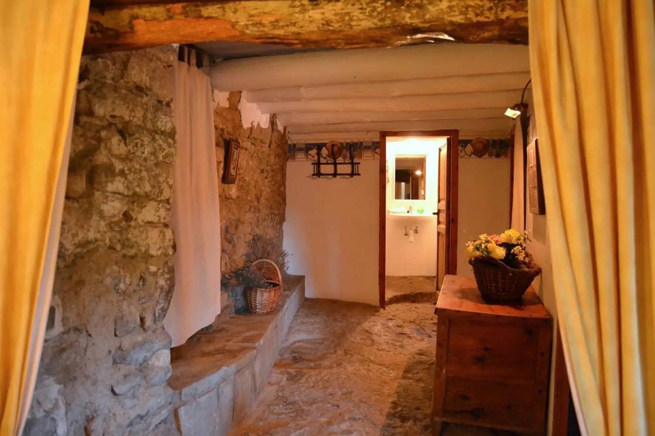 Appartement entier, Appartement "Casa Cueva De Piedra" avec vue sur les montagnes, piscine partagée et Wi-Fi in Castellterçol, Barcelone l'intérieur des terres