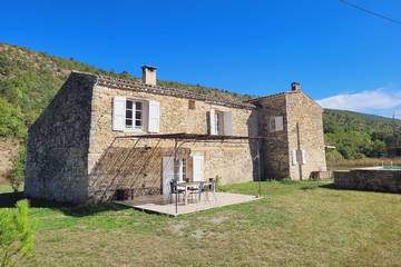 Gîte pour 6 personnes, avec jardin et terrasse, animaux acceptés à Revest-des-Brousses