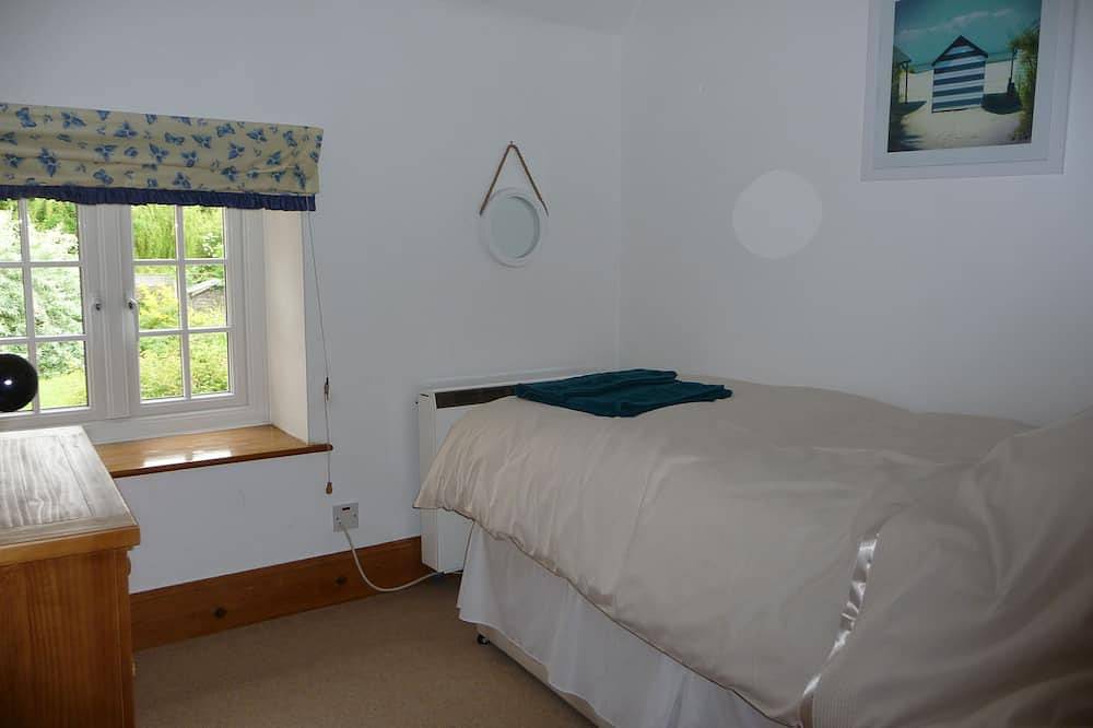 Brick and flint pet friendly cottage a short walk to sandy beach and pub in Holme-next-the-Sea, Norfolk Coast
