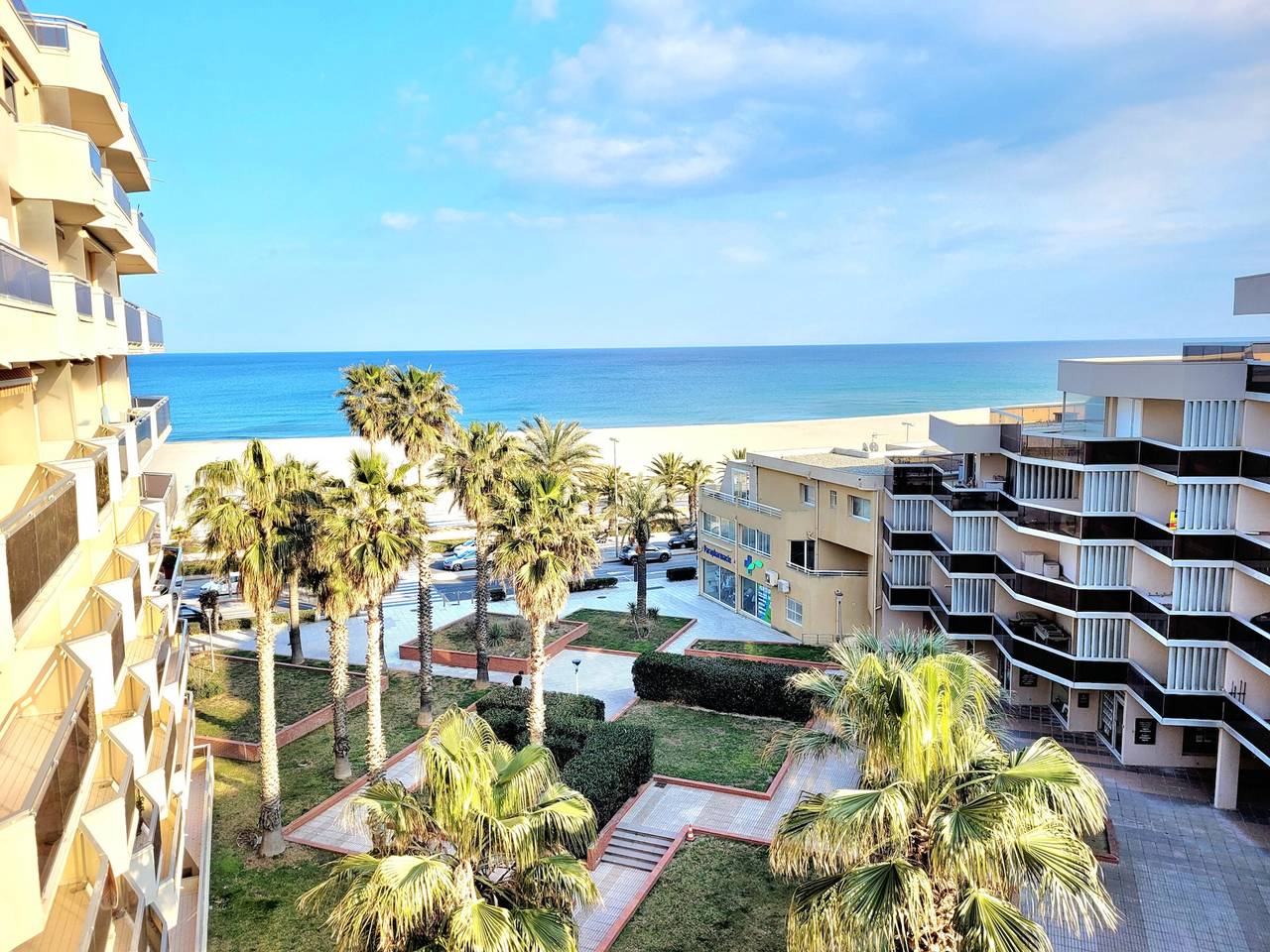Entire apartment, Canet-en-Roussillon T3 - 4 ppl, A/C, Wifi, Parking, Loggia, 3 stars in Canet-en-Roussillon, Côte d'Améthyste