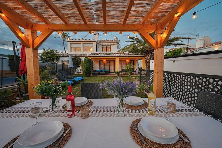 Beach house for 8 people, with terrace and garden, with pets in Marbella