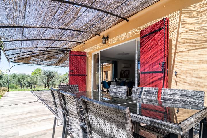 Location de vacances pour 8 personnes, avec terrasse ainsi que piscine et jardin à Aups - 3