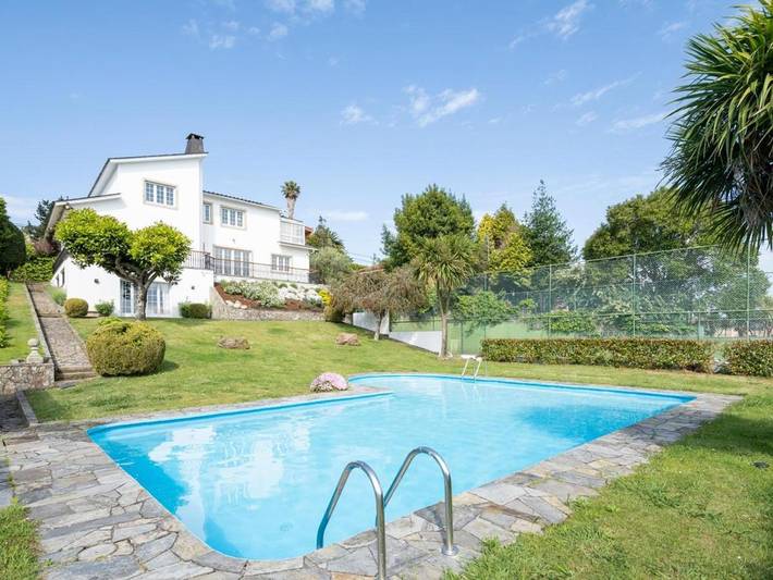 Casa vacacional para 10 personas, con Balcón y Terraza además de Jardín y Piscina en La Coruña