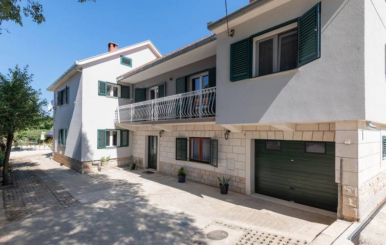 Gemütliche 240 m² große Wohnung mit Pool und Zugang zum Fluss, WLAN und Parkplatz in Imotski, Makarska Riviera