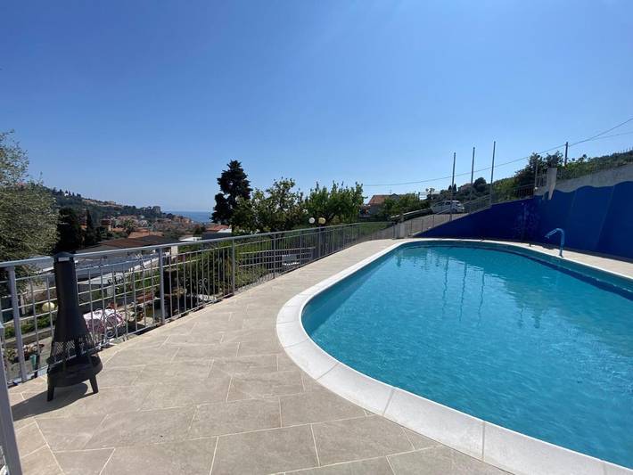 Appart’hôtel pour 2 personnes, avec Terrasse et Jacuzzi ainsi que Jardin et Piscine