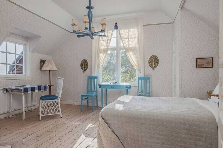 Villa Gökboet is a spacious and ultra-charming oceanfront residence in Vaxholm, Archipel de Stockholm