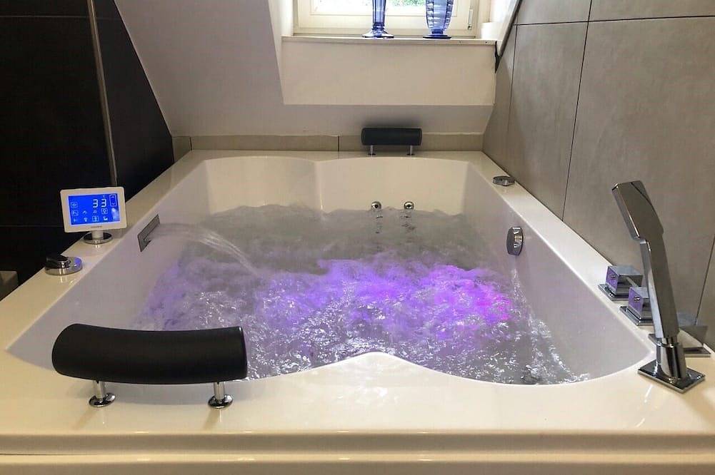 43 m2 luxury apartment with double jacuzzi and private Finnish sauna, in villa in Oss, Nordbrabant