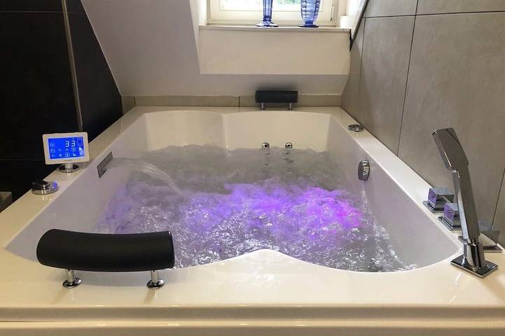 43 m2 luxury apartment with double jacuzzi and private Finnish sauna, in villa in Oss, North Brabant