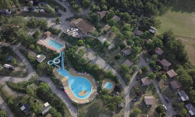 Camping pour 2 personnes, avec Terrasse et Bassin pour enfant ainsi que Piscine et Vue