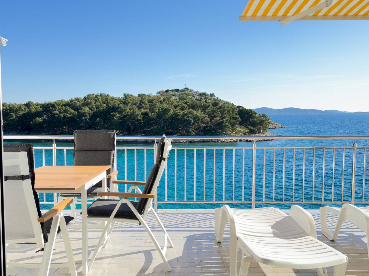 Ganze Wohnung, Ferienwohnung in Tribunj mit Meerblick, Terrasse, Klimaanlage, W-Lan (68-2) in Tribunj, Šibenik-Knin