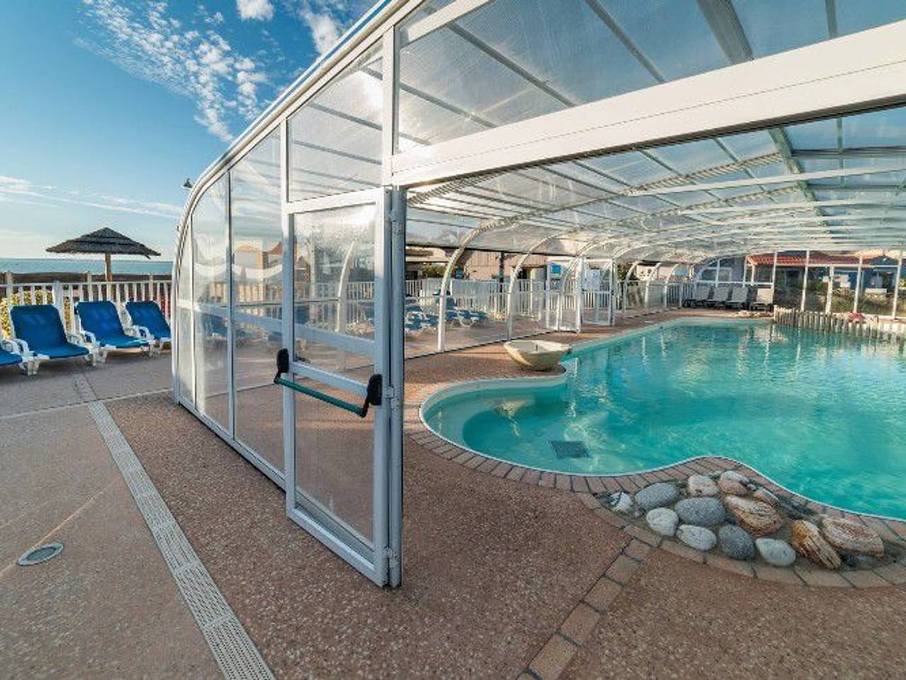 Retraite en bord de mer avec terrasse, TV et Internet - 1.5km de la Plage de la Pierre Attelée in Saint-Michel-Chef-Chef, Côte de Jade