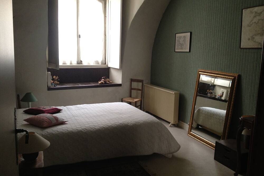 Belle maison de ville pour 12 personnes, avec piscine privée in Bourg-Saint-Andéol, Privas (arrondissement)