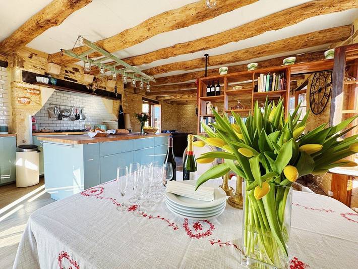 Gîte pour 5 personnes, avec terrasse ainsi que jardin et piscine