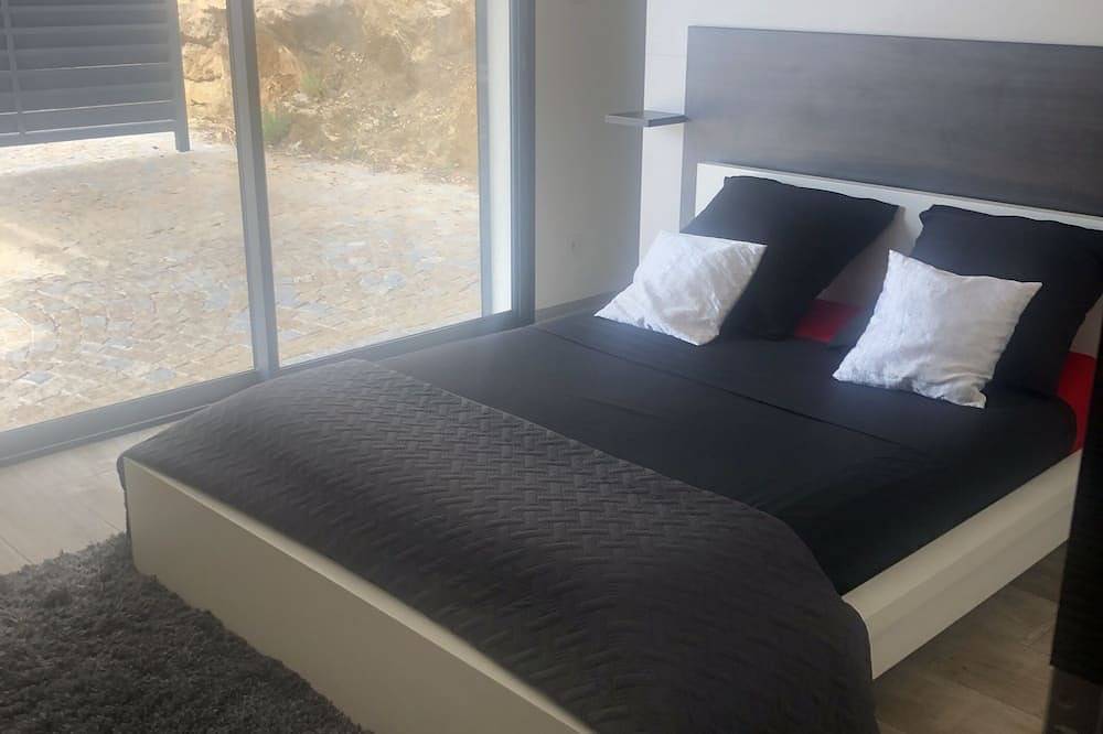 Architect-designed villa on private estate. Swimming pool open with dates and times. in Ensuès-la-Redonne, Istres region