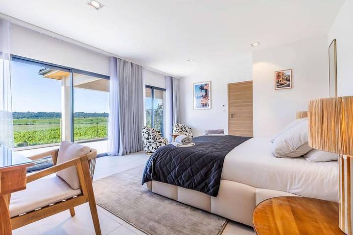 Location de vacances pour 8 personnes, avec piscine et jacuzzi ainsi que balcon et jardin à Plaissan - 2