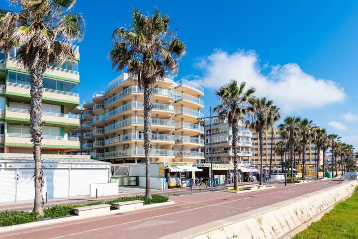 Apartamento inteiro, Apartamento 'Playa-Mar B' com vista para o mar, piscina partilhada e acesso Wi-Fi in Peníscola, Costa del Azahar