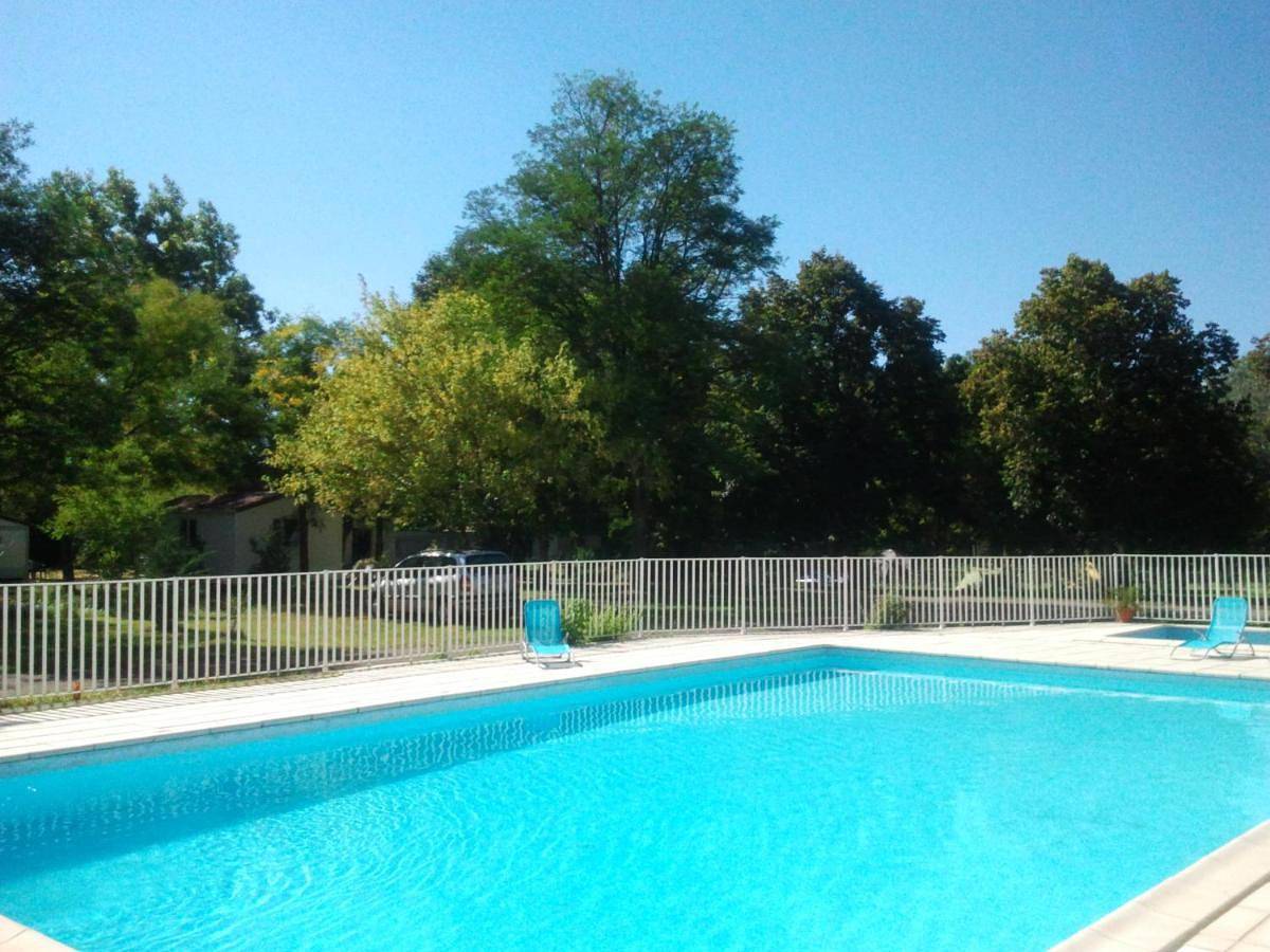 Camping Les Rives du Céou in Saint-Chamarand, Quercy