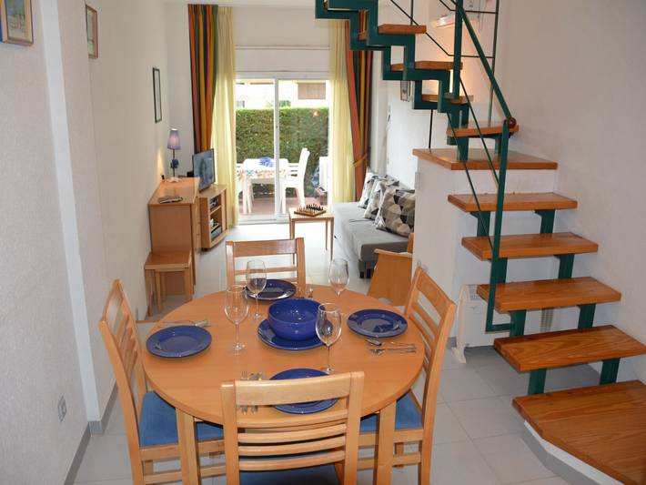 Apartamento entero, Apartamento dúplex Mar D'or 018 con piscina compartida, terraza y Wi-Fi in L' Estartit, Estartit