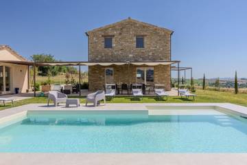 Cottage pour 12 personnes, avec piscine et jardin, animaux acceptés à Cingoli