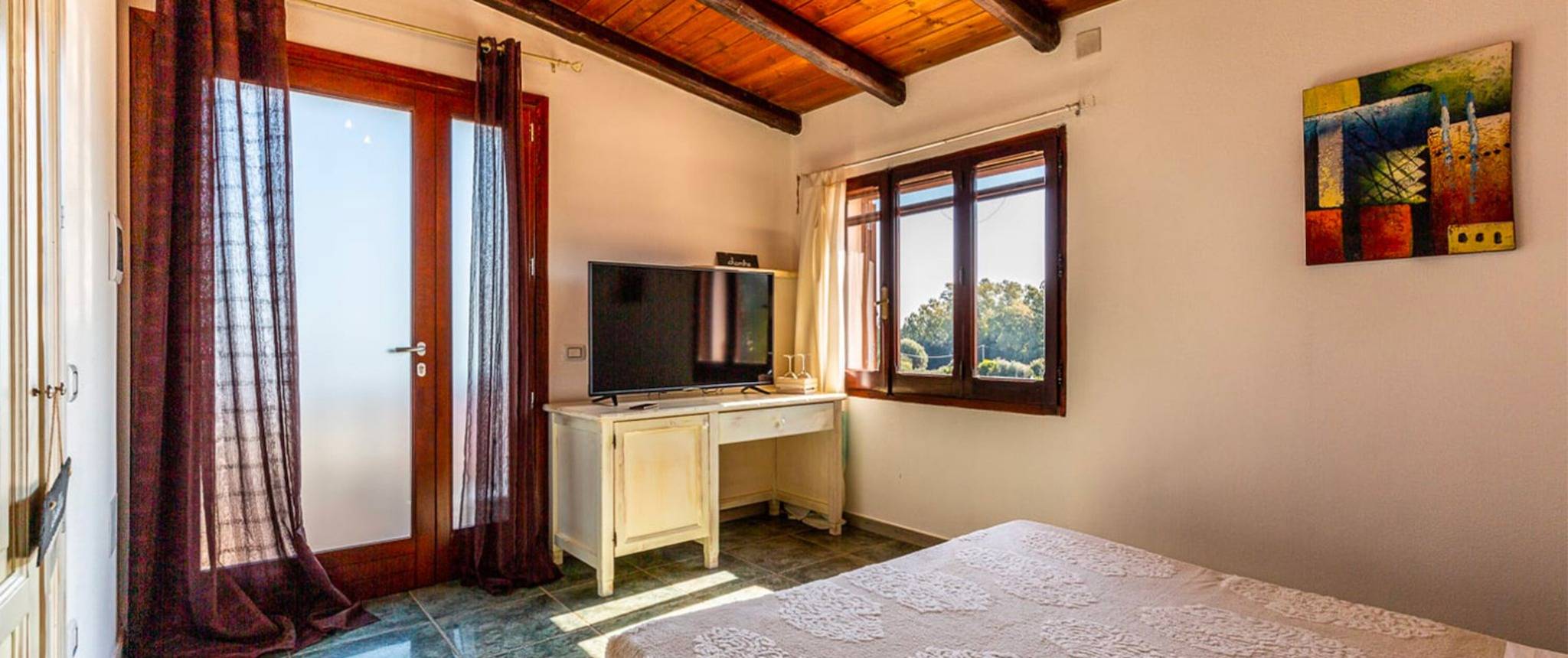 Camera 'Ginepro' con Vista Montagna, Wi-Fi e Aria Condizionata in Uta, Cagliari e Dintorni